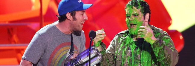  Adam Sandler y Josh Gad en los Nickelodeon Kids Choice Awards 2015