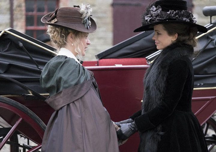  Kate Beckinsale y Chloë Sevigny en 'Love and Friendship'