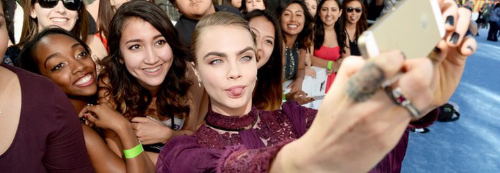  Cara Delevingne haciéndose un selfie