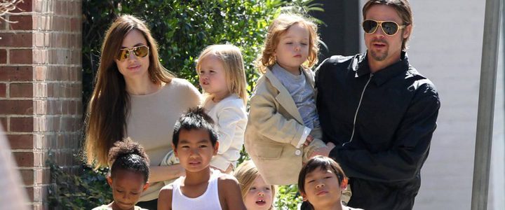  Angelina Jolie junto a Brad Pitt y sus hijos