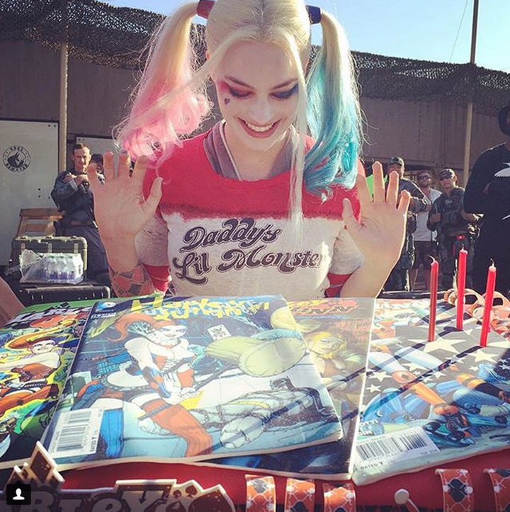 Margot Robbie celebra su cumpleaños con una tarta de Harley Quinn en el set de 'Escuadrón Suicida'