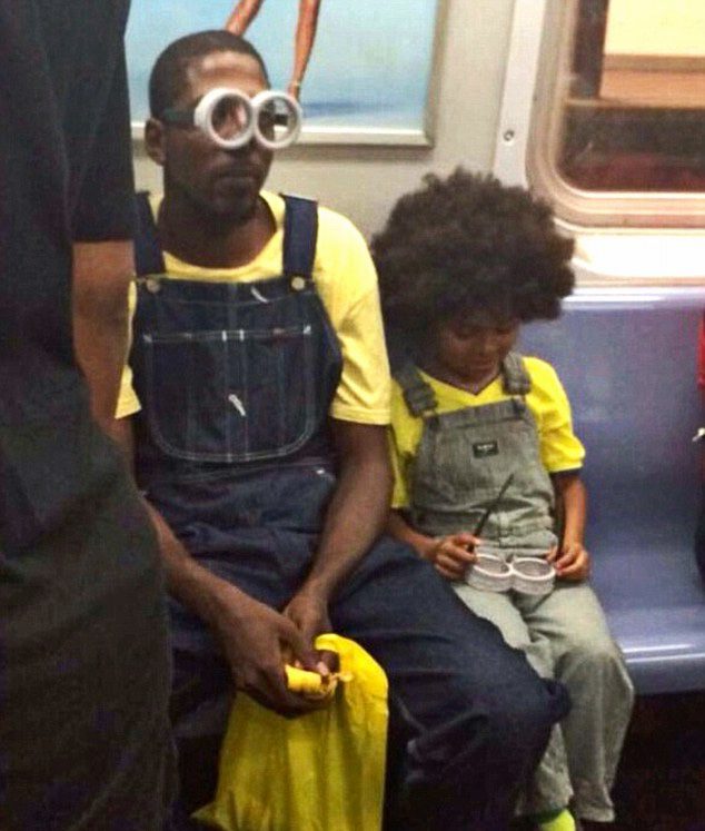 Un padre se viste de Minion con su hijo y causa furor en las redes sociales