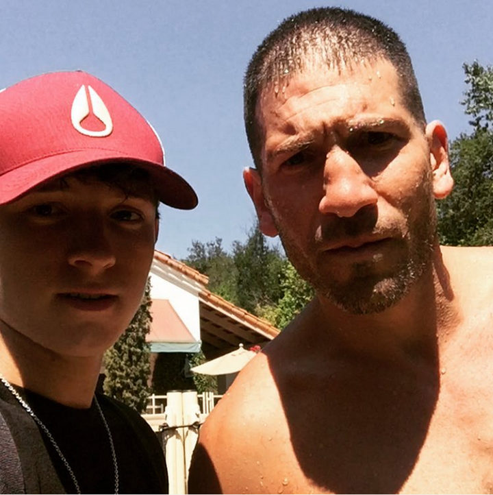  Tom Holland y Jon Bernthal en 'Pilgrimage'