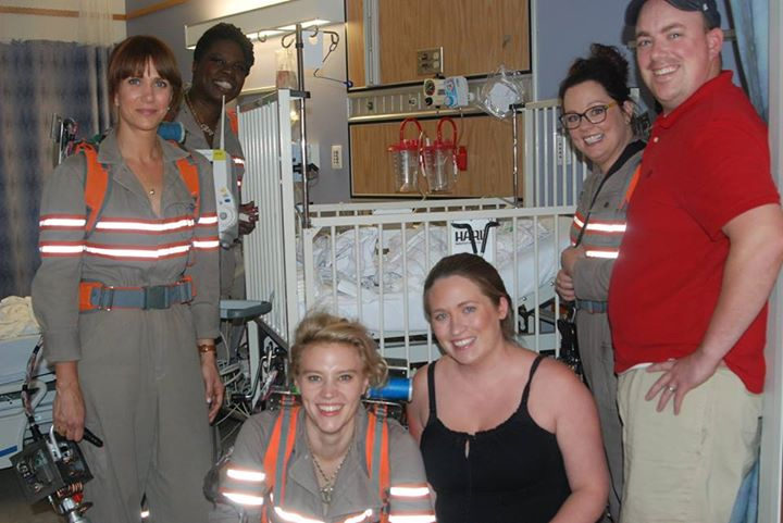 Melissa McCarthy y las otras 'Cazafantasmas' visitan un hospital infantil