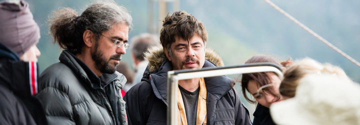 Benicio del Toro y Fernando León de Aranoa en el rodaje de 'Un día perfecto'