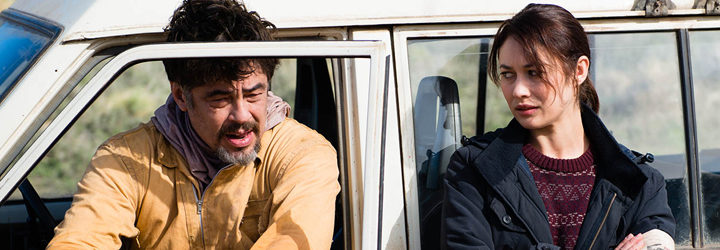 Benicio del Toro y Olga Kurylenko en 'Un día perfecto'