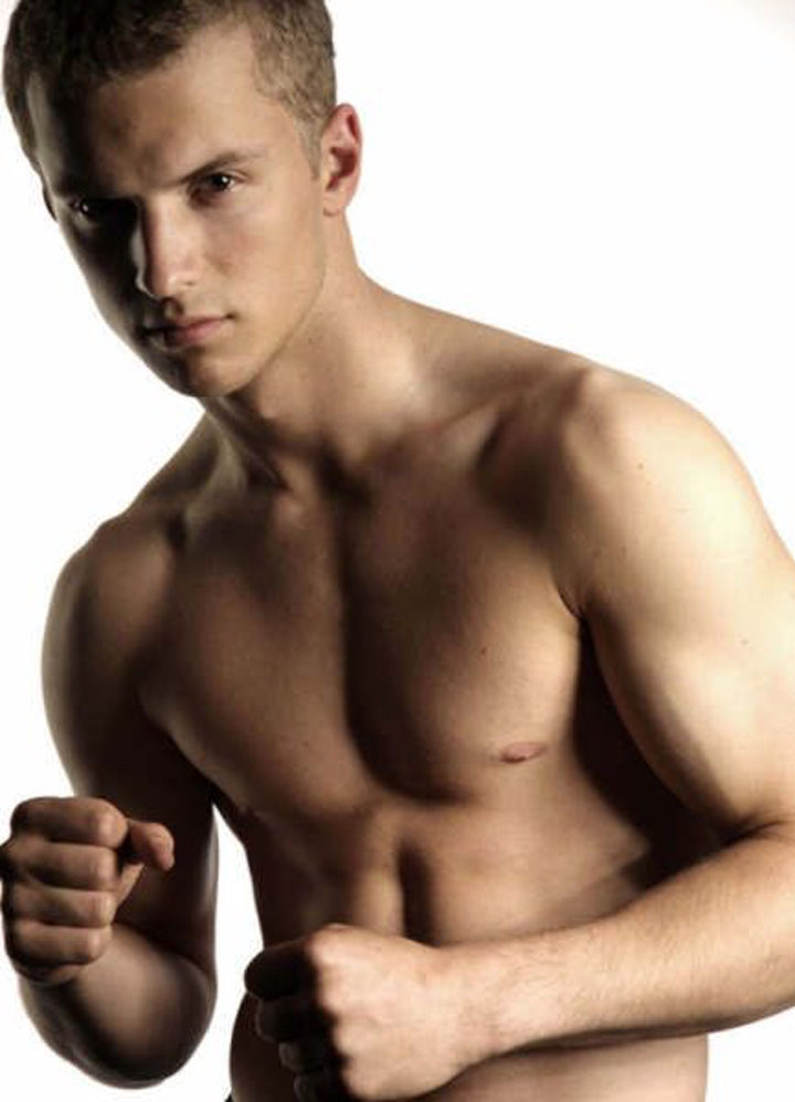 Freddie Stroma sin camiseta