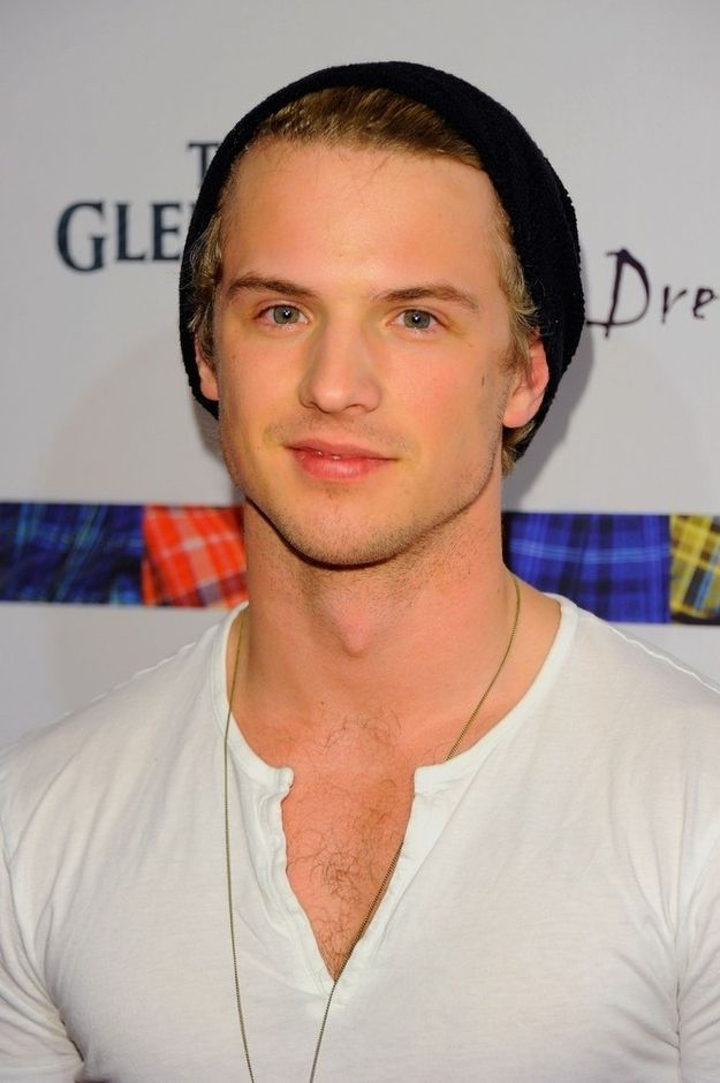 Freddie Stroma en un photocall