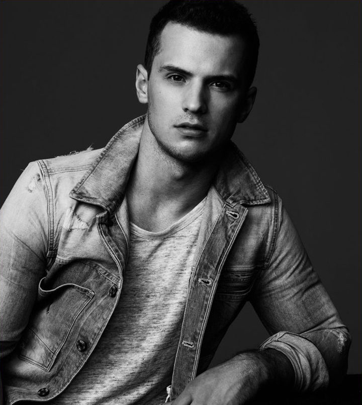 Freddie Stroma en blanco y negro