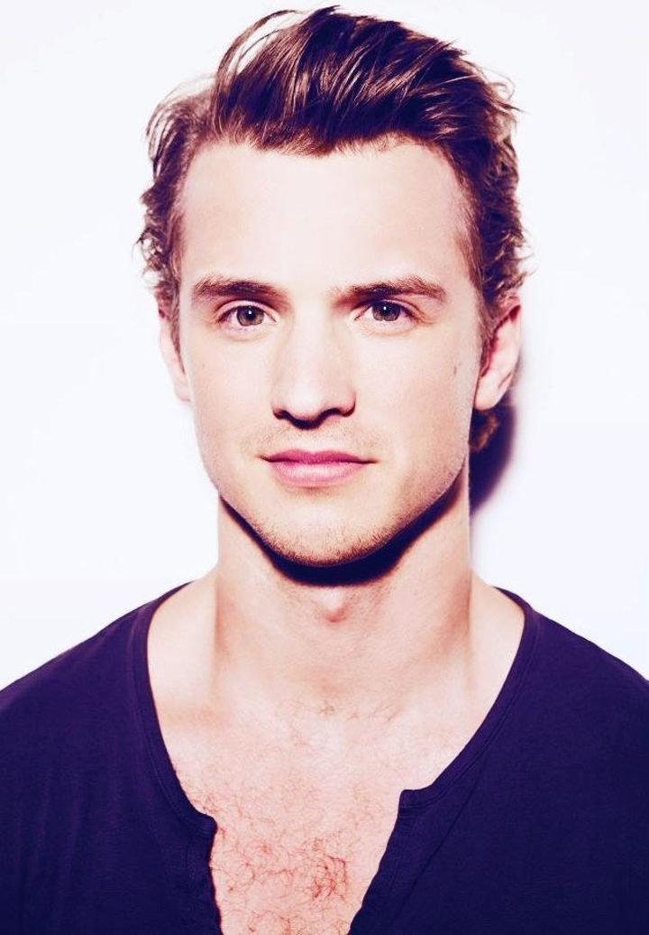 Freddie Stroma guapo en una foto