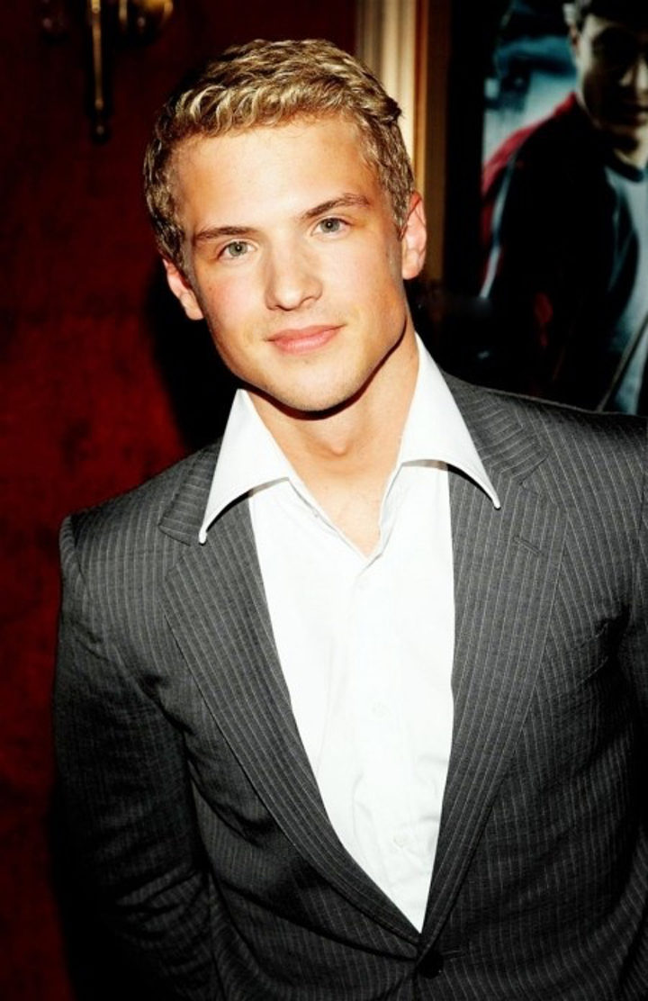 Freddie Stroma trajeado y sexy