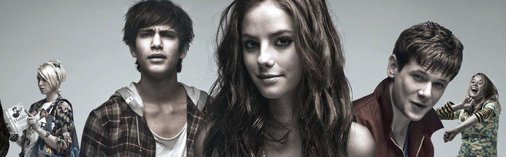 Kaya Scodelario acompañada por algunos de sus compañeros de reparto en la serie