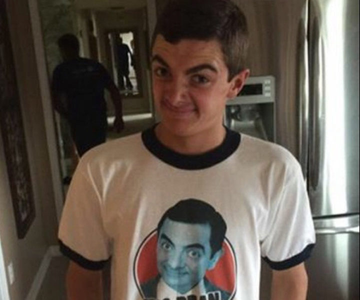 Adolescente que se parece mucho a Mr. Bean