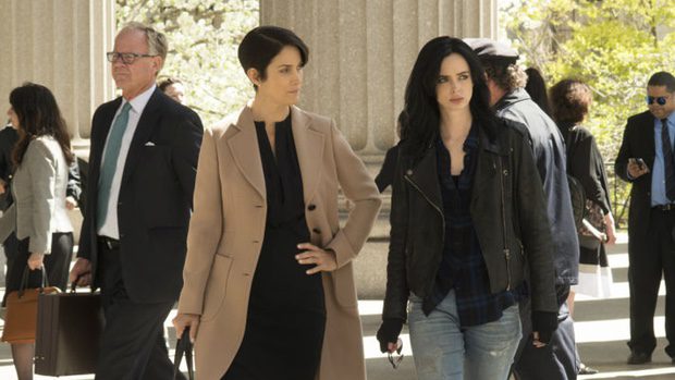 Krysten Ritter junto a Carrie-Anne Moss en Jessica Jones