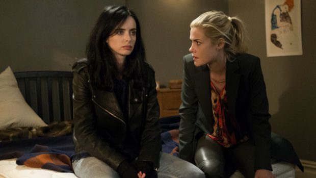 Trish Walker junto a Krysten Ritter como Jessica Jones