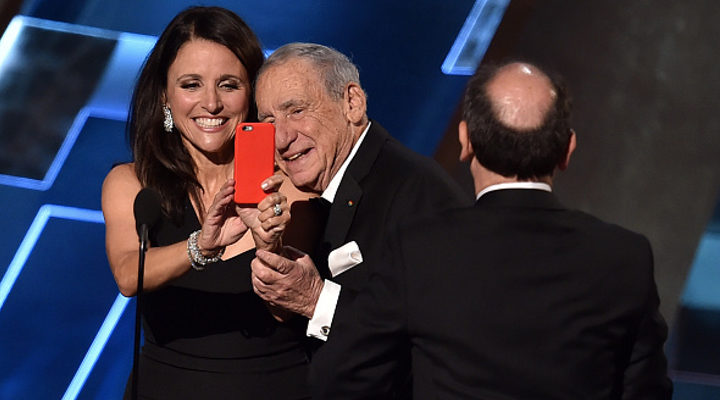 Julia Louis-Dreyfus se hace una selfie con Mel Brooks