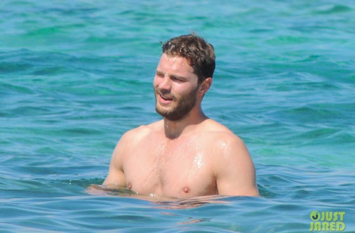 Jamie Dornan dándose un baño en el mar