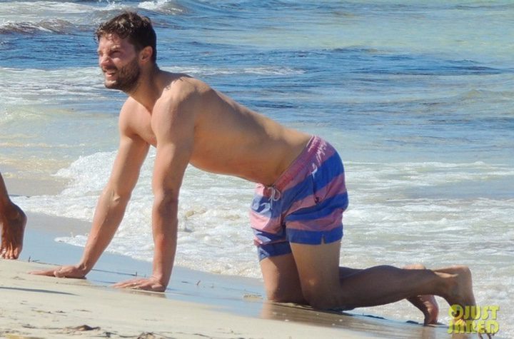 Jamie Dornan juega en la orilla