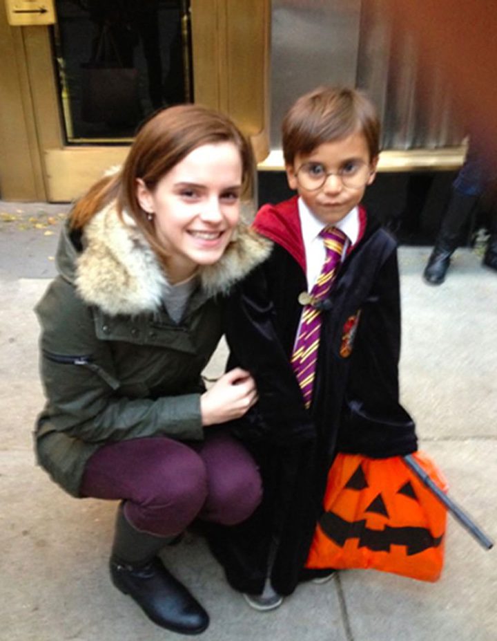 Emma Watson con un niño disfrazado de 'Harry Potter'