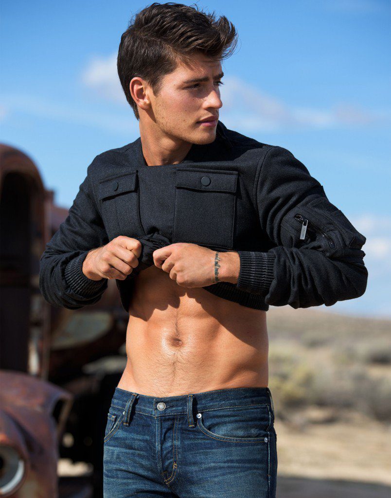  Gregg Sulkin posando