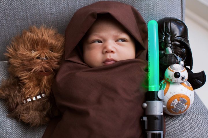 La hija de Mark disfrazada y con peluches al lado