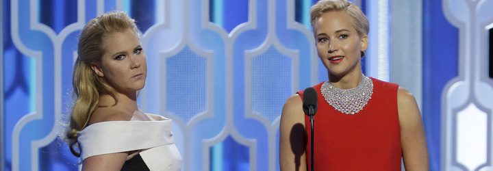 Amy Schumer y Jennifer Lawrence en los Globos de Oro 2016