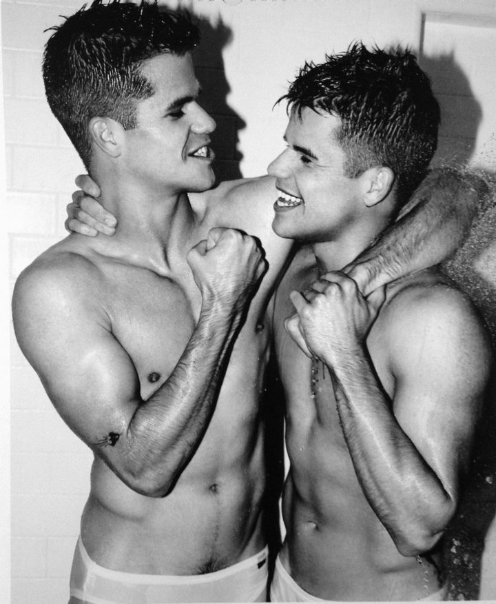  Charlie Carver junto a su hermano Max en una sesión fotográfica