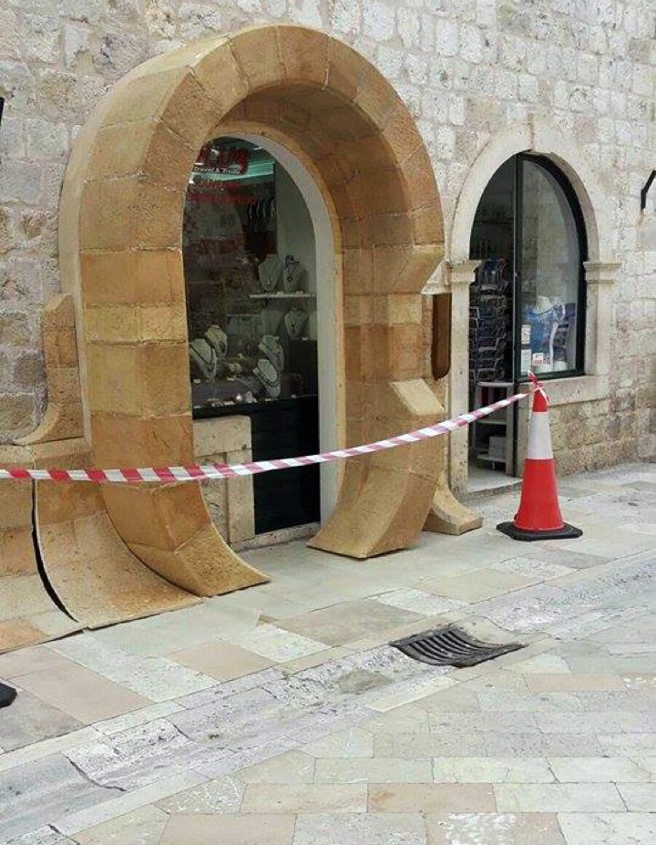  Detalle de la tienda de Stradun convertida en una arquitectura al estilo alienígena