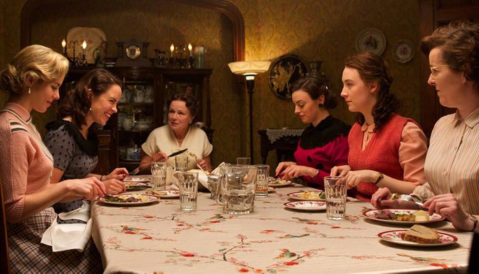  Las cenas de las inquilinas suponen uno de los momentos más graciosos en 'Brooklyn'