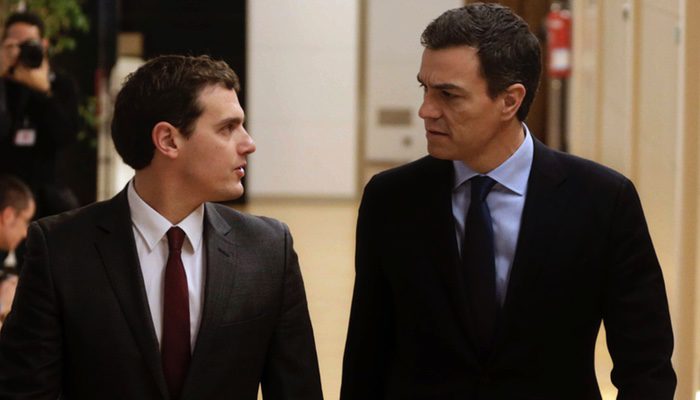 Pedro Sánchez y Albert Rivera durante una de sus reuniones en el Congreso