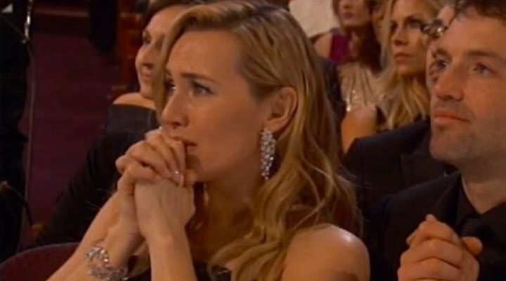  Kate Winslet emocionada con el Oscar a Leonardo DiCaprio