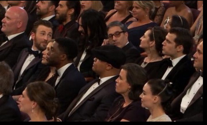  Chris Evan y Henry Cavill bromeando en los Oscar