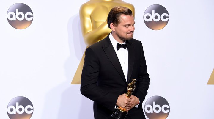 Leonardo DiCaprio con su Oscar