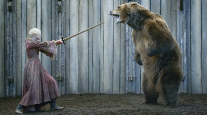  Brienne lucha contra un oso en la tercera temporada de 'Juego de Tronos'