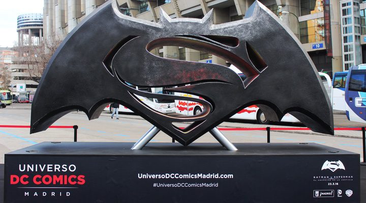 emblema Batman v Superman. Estadio Santiago Bernabéu