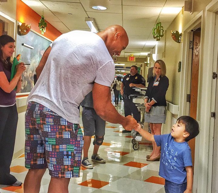  Dwayne Johnson visitando un hospital infantil