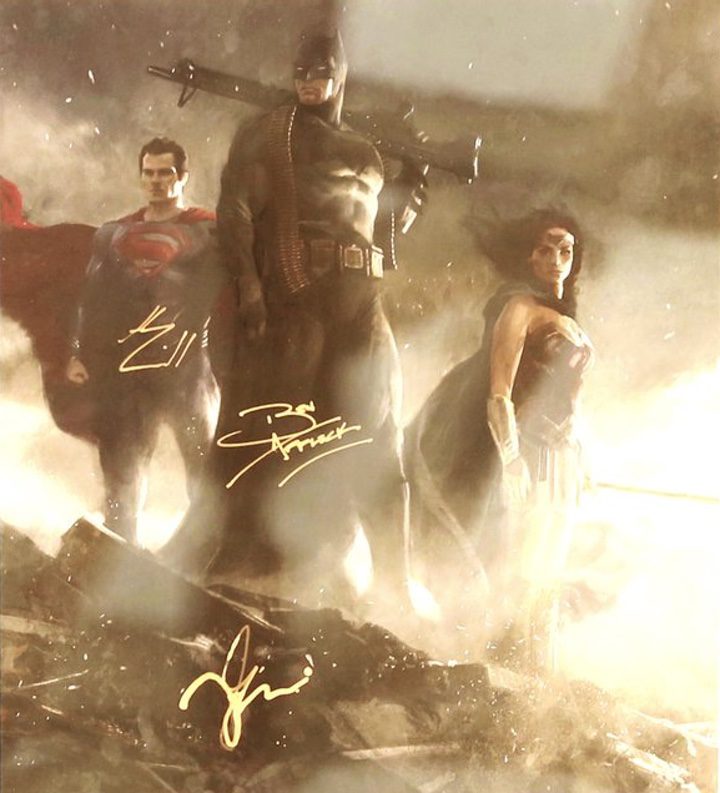  Póster de 'Batman v Superman: El amanecer de la justicia' firmado por Ben Affleck, Gal Gadot y Henry Cavill