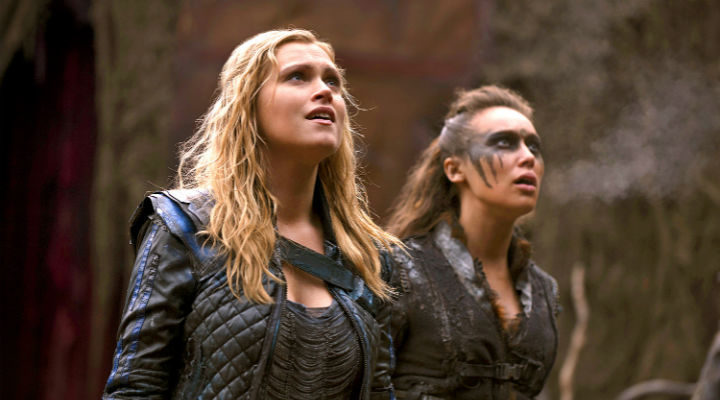 Eliza Taylor y Alycia Debnam Carey en Los 100