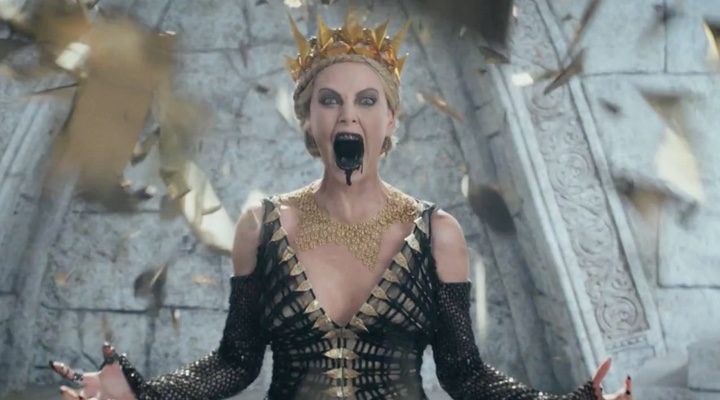 Charlize Theron en uno de los momentos de la nueva entrega centrada en Blancanieves