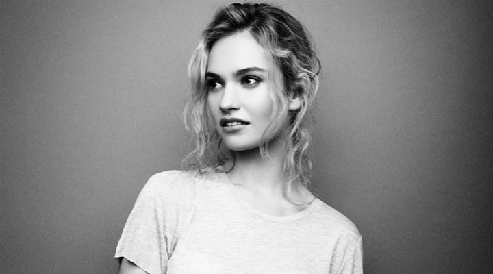 Lily James en blanco y negro