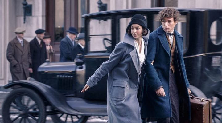 Eddie Redmayne y Katherine Waterston tendrán que hacer frente a diferentes amenazas en 'Animales fantásticos y dónde encontrarlos'