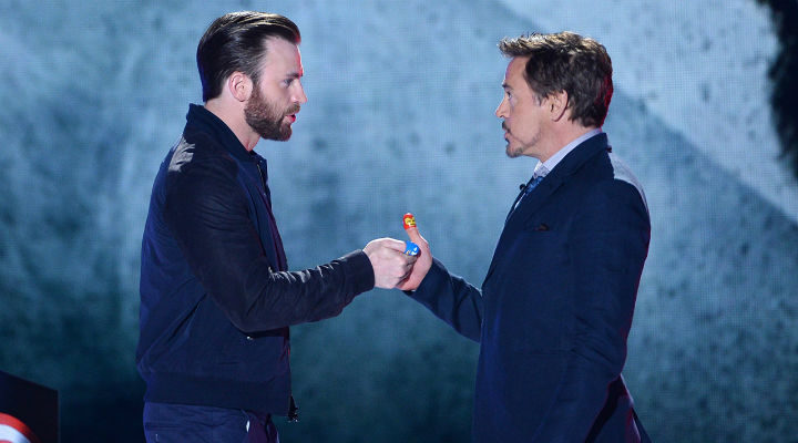 Chris Evans y Robert Downey Jr., guerra de pulgares