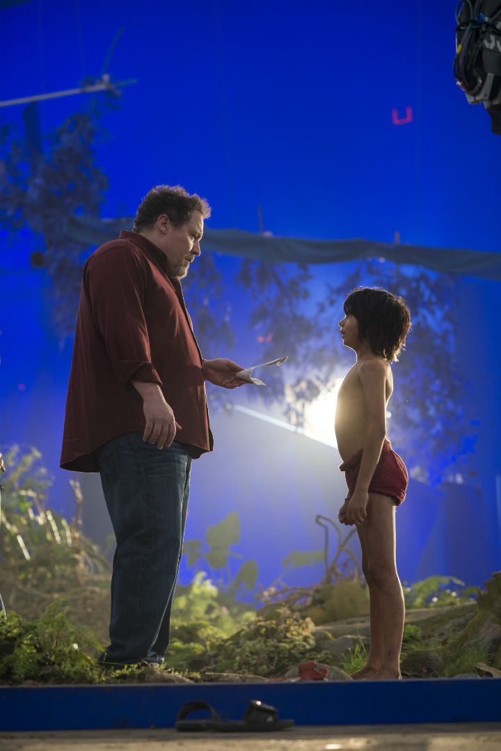 Jon Favreau y Neel Sethi en el rodaje de 'El Libro de la Selva'