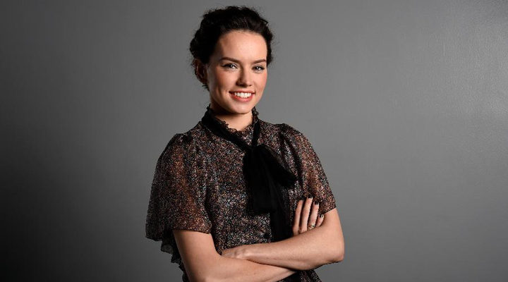 Daisy Ridley posando