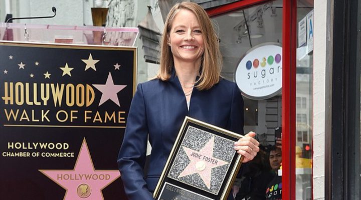  Jodie Foster, feliz con su estrella en el Paseo de la Fama de Hollywood