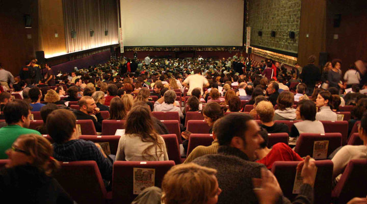 Cuatro encapuchados irrumpen en un cine de Fuenlabrada al grito de 