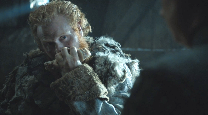 Tormund el matagigantes mirando a Brienne de Tarth en 'Juego de Tronos'