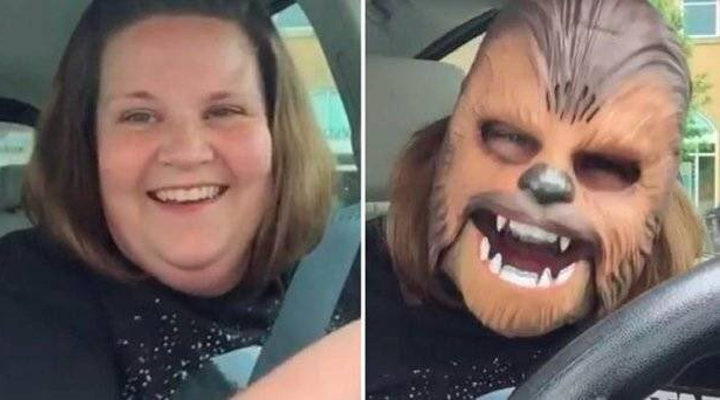 Madre con la máscara de Chewbacca