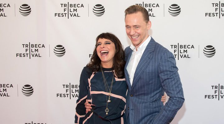 Susanne Bier y Tom Hiddleston