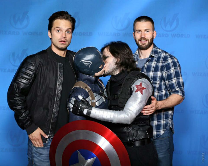 Sebastian Stan y Chris Evans presencian un beso de Steve Rogers y Bucky Barnes